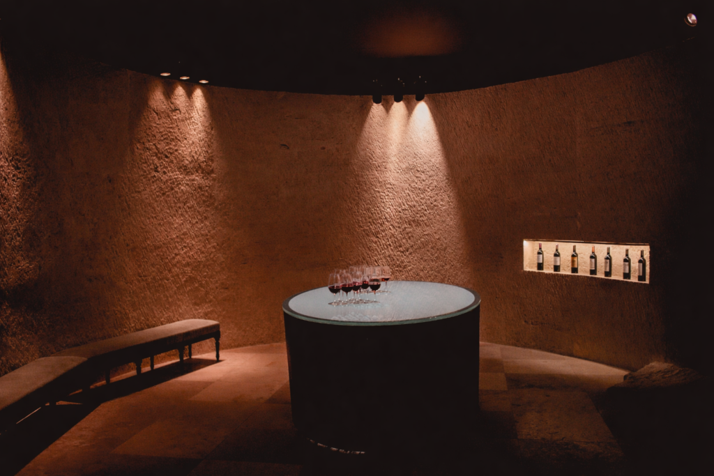 Dégustation de vins Grand Cru Classé dans les chais du Château Soutard à Saint-Émilion